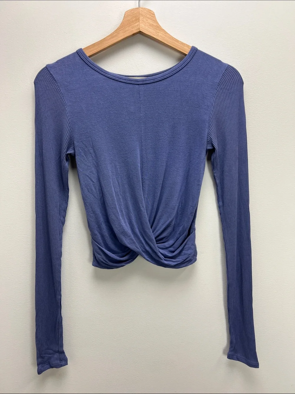 Alo Cover Long Sleeve Top Purple Twist Front Modal Soft Stretchy Womens Small